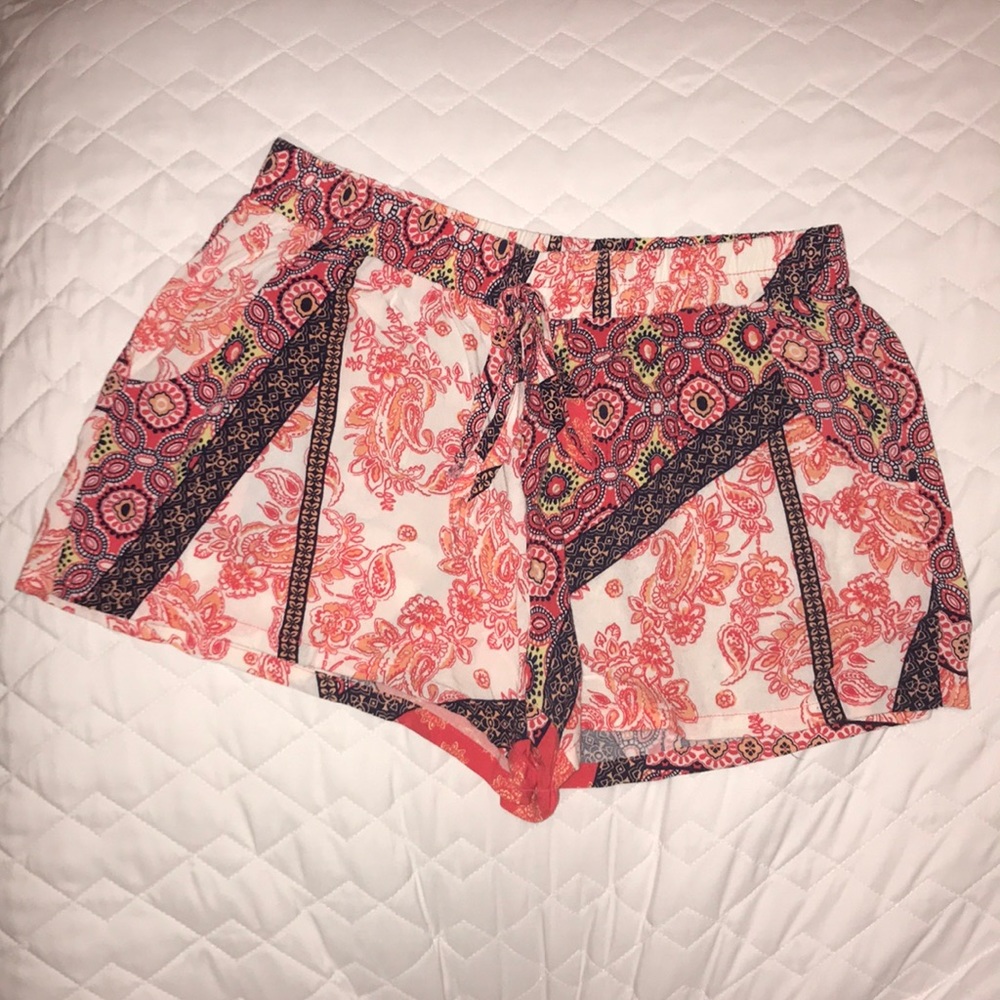Patterned shorts with pockets Size large